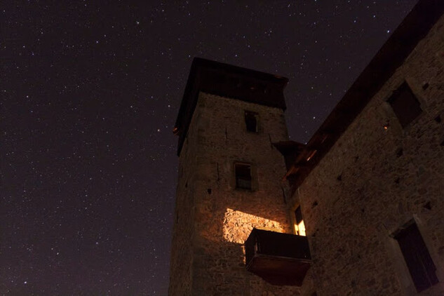 Hrad Litice - noční pohled na věž Hrad Litice - noční pohled na věž