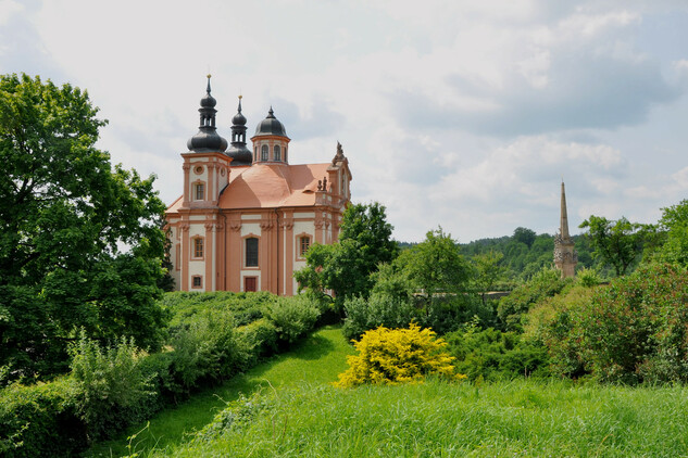Kostel a sloup Nejsvětější Trojice ve Valči | © NPÚ, Helena Heckelová