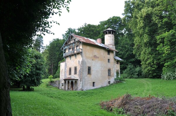 Letohádek Jinotaj (Solitude) v zámeckém parku ve Valči | © NPÚ
